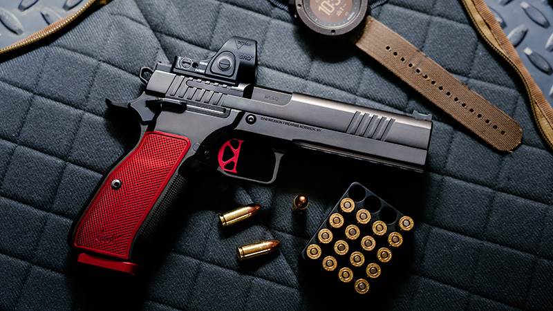 Pistol Dan Wesson DWX OR 9x19 lifestyle