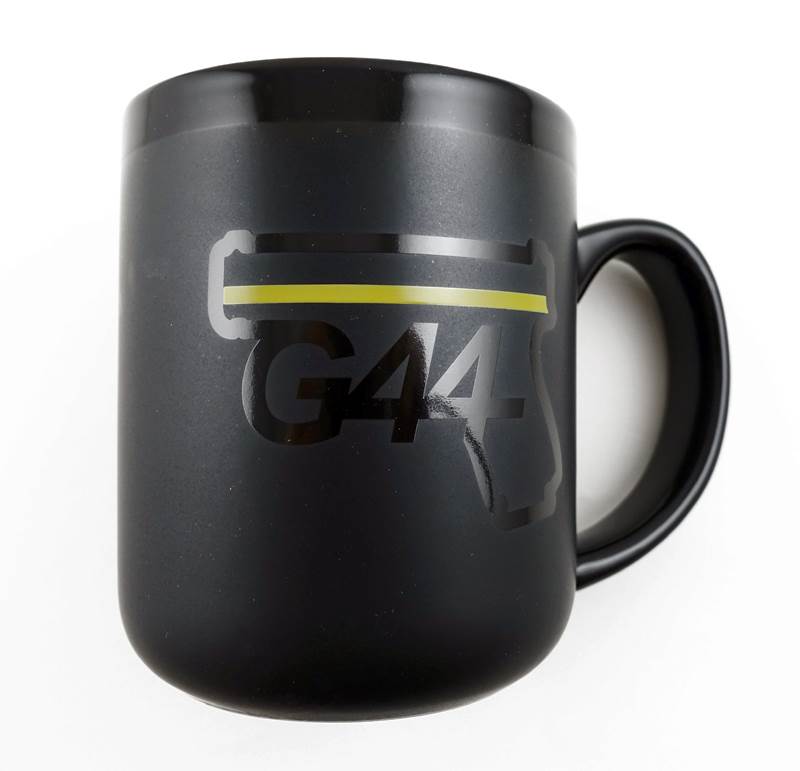 Kaffemugg, Glock, med Glock 44 logo. Svart mugg med svart och gul logo.